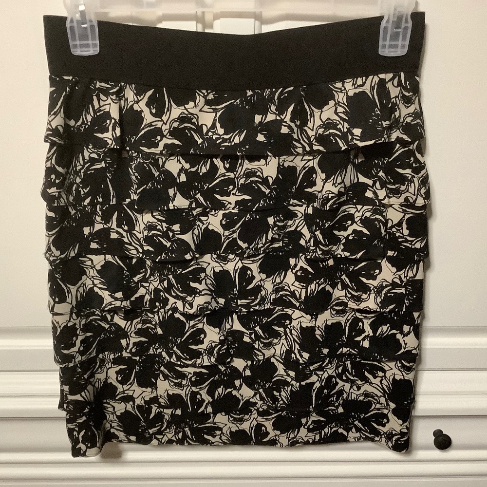 Alfani Floral Tiered Layered Ruffle Skirt Black White Floral PETITE size 8P